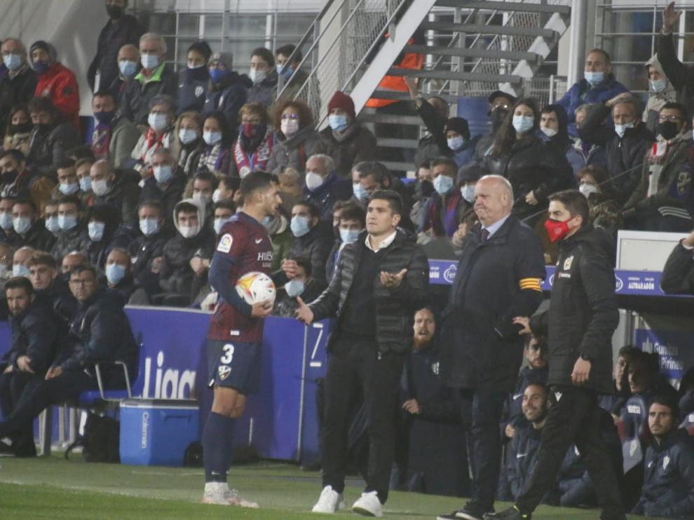 Xisco, en la banda durante el partido ante los pepineros