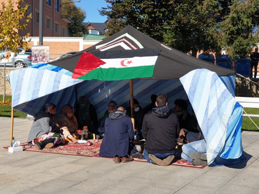 Jaima instalada este sábado en la plaza Santa Ana de Sabiñánigo en el marco de la jornada solidaria con el pueblo saharaui.