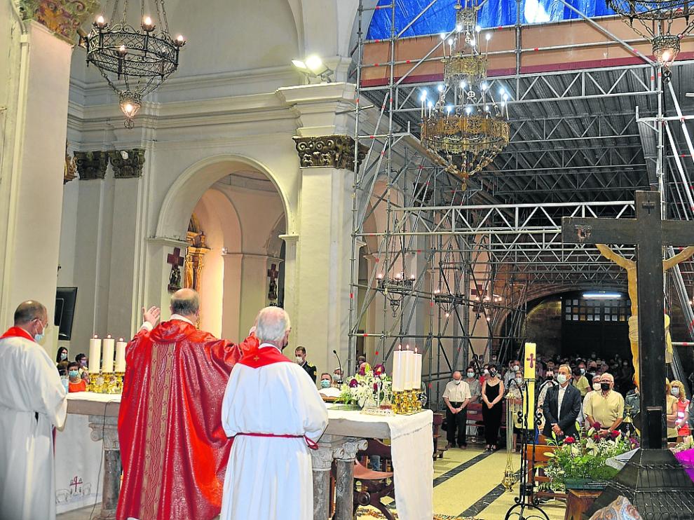 Los andamios forman parte del “decorado” interior de la iglesia desde que se reabrió al culto.