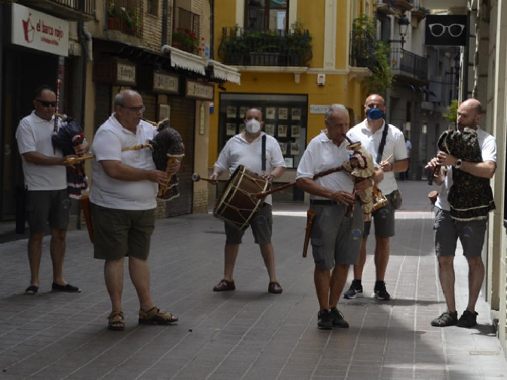 Los Gaiteros de Somontano actúan en la localidad.