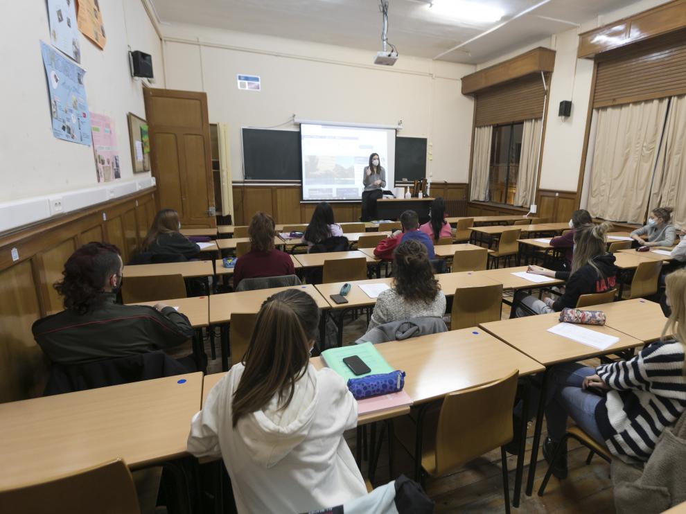 Clase presencial en un aula de Magisterio en el Campus de Huesca.