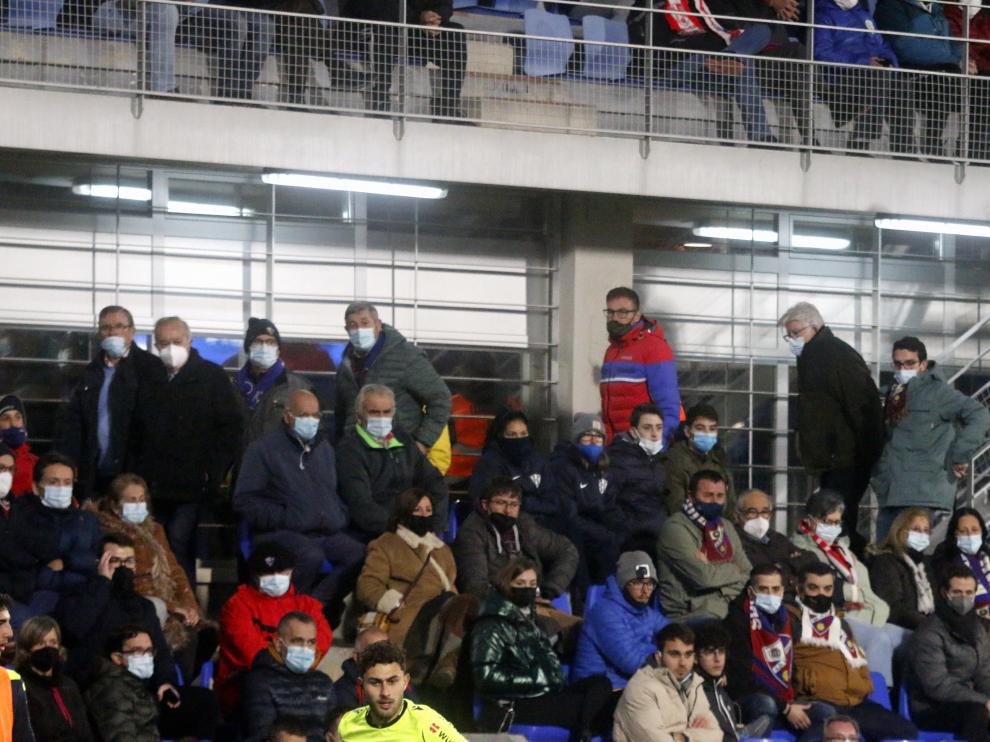 Muchos aficionados, desilusionados, se marcharon del campo antes de acabar el partido.