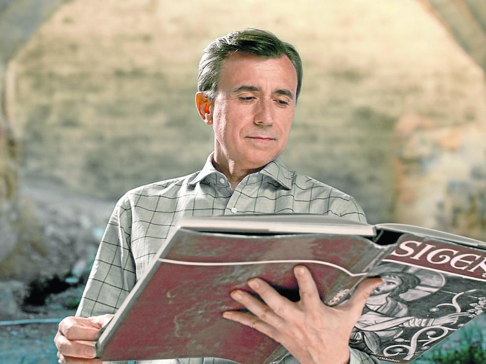 Naya, con el libro que le inspiró para realizar el proyecto y, después, la película ‘El sueño de Sigena”.