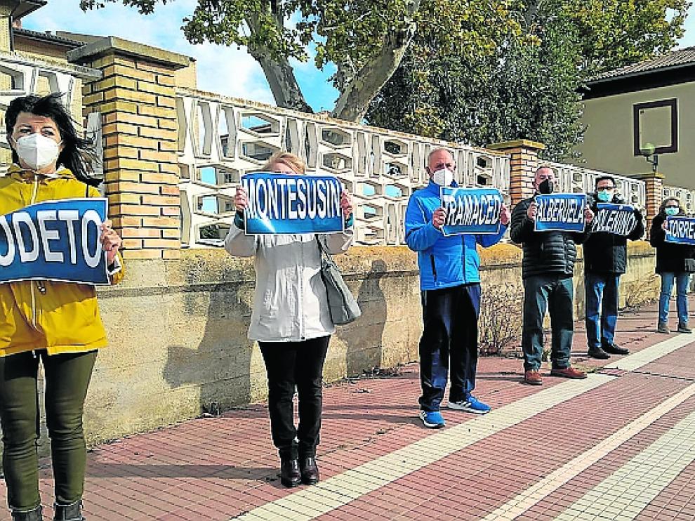 Asistentes a la concentración a favor del tren ayer en la estación de Grañén.