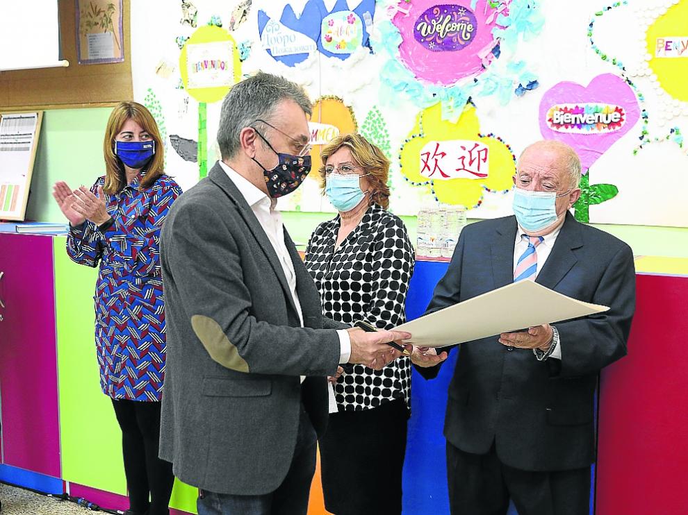 Manuel Vilas entregó a Lorenzo Oro la página de su libro Alegría, en la que recuerda el Ceip Tío Jorge.