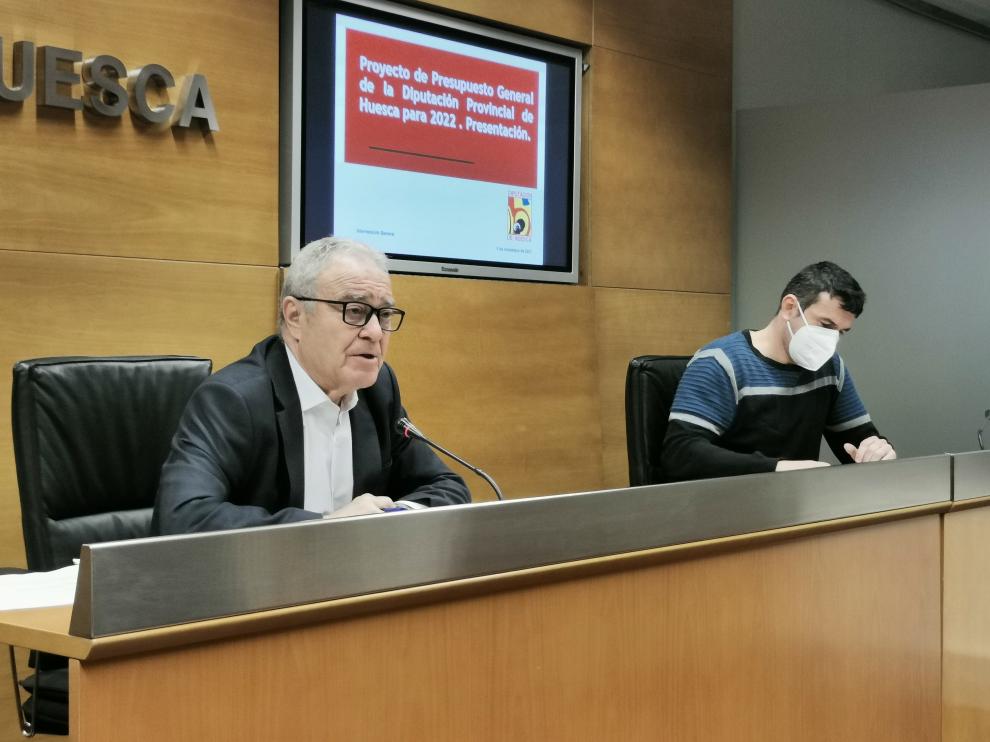 El presidente de la DPH, Miguel Gracia, durante a presentación de las cuentas.
