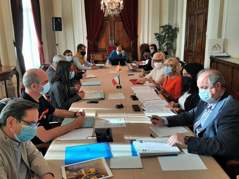 Un momento de la reunión mantenida este martes en Huesca.