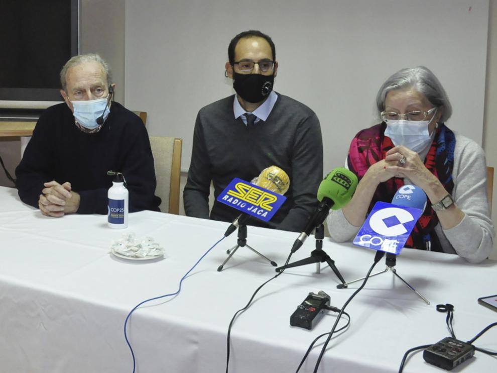 Federico Fillat, Jaime Doreste y Margarita Langa, durante su intervención, junto a mapas de la variante.