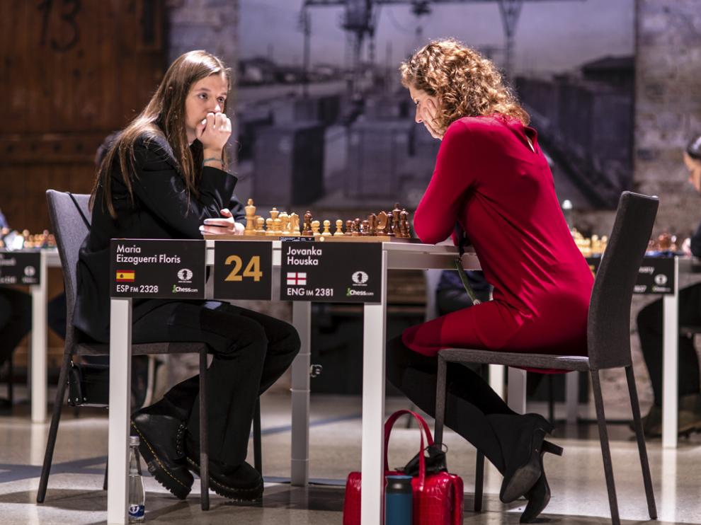 María Eizaguerri, a la izquierda, durante el trofeo Grand Swiss de la FIDE.