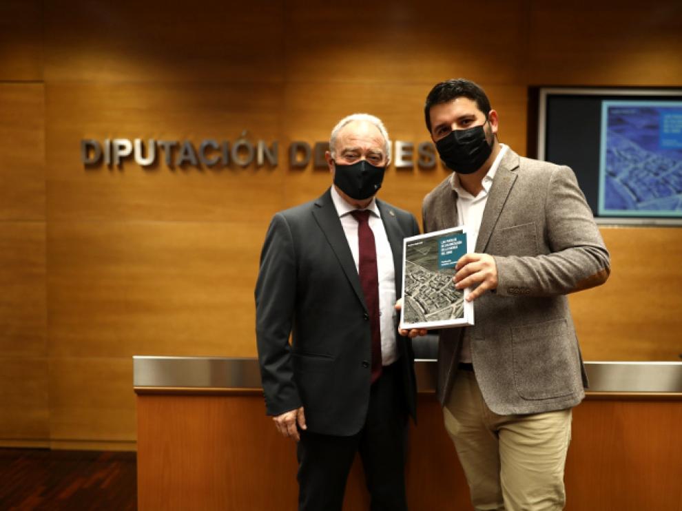 El presidente provincial, Miguel Gracia, junto al autor, José María Alagón.