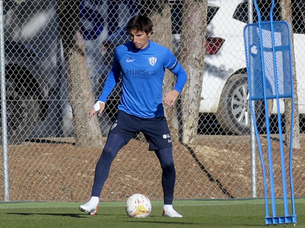 Pedro Mosquera controla el balón en el entrenamiento del miércoles.