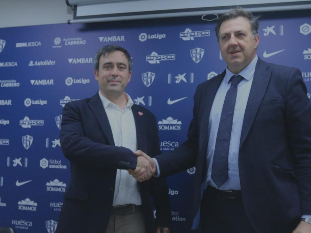 Sergi Moreno y Manolo Torres sellan la alianza entre eMonkeyz y el Huesca.
