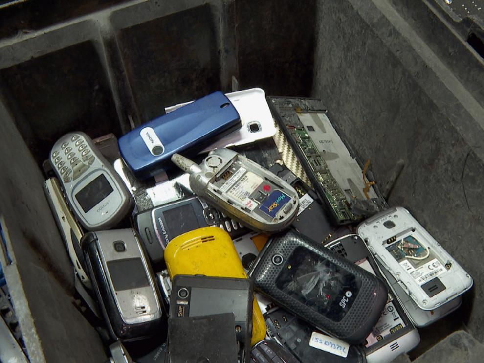 Un teléfono móvil dura de media 18 meses.