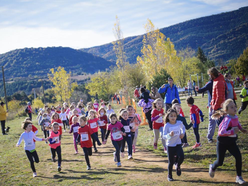 Una de las pruebas que se disputaron en el concurrido Cross Escolar de Jaca.