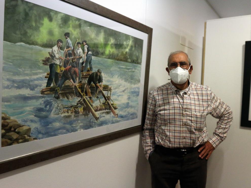 Valentín Florentín posa con sus obras en la Caja Rural de Aragón.