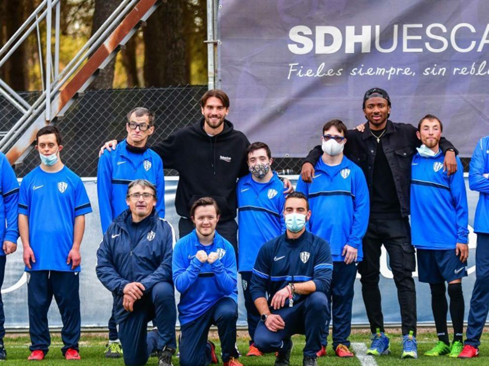 El equipo Genuine de la SD Huesca recibió el jueves la visita de Nwakali y San Román antes del viaje a Tarragona.