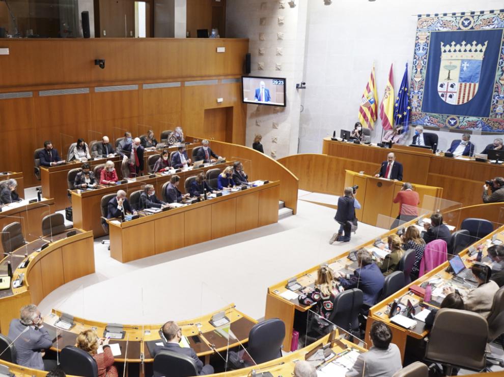 El presidente de Aragón, Javier Lambán, durante una intervención el pasado jueves en el pleno de las Cortes.