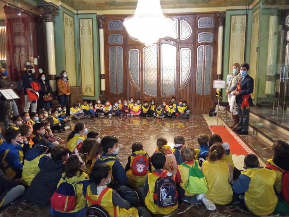 Escolares visitan el Casino de Huesca.