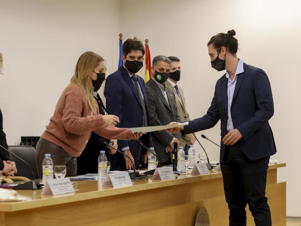 La consejera entrega el diploma a un estudiante de la Politécnica.