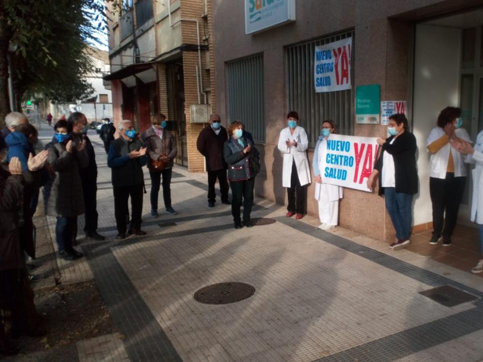 Sanitarios y usuarios se concentraron este viernes en la puerta del centro de salud de Perpetuo Socorro.