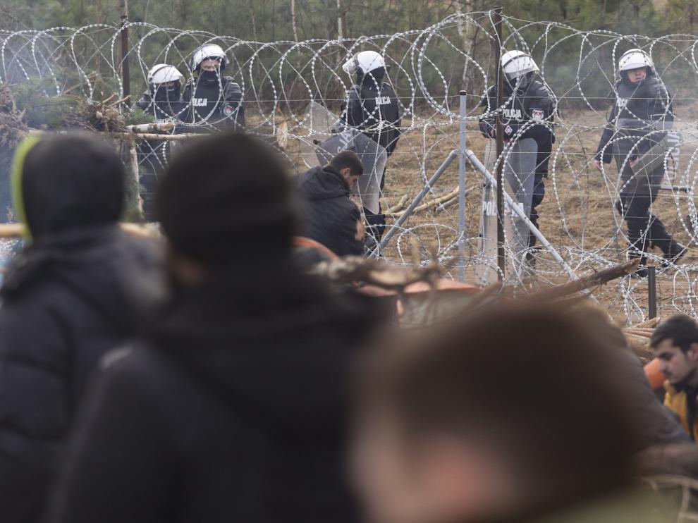 Cientos de personas siguen agolpadas en la frontera esperando cruzar a Polonia.