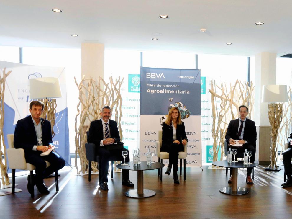Jorge Gómez, José María Fernández Hueso, Elena Puértolas, Javier Miguel Pastor y Luis Villamayor, en la mesa de redacción.