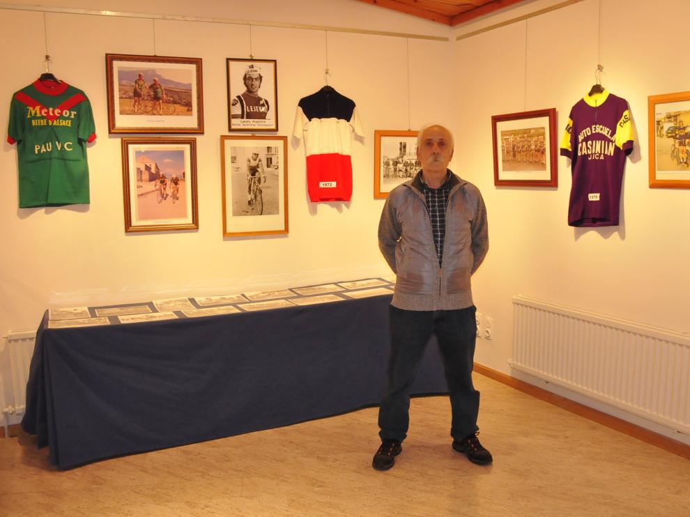 José María Pérez, junto a algunas de las fotografías y los maillots incluidos en la exposición.