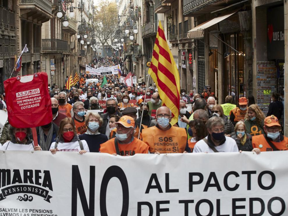 En todo el país salieron a la calle centenares de personas reclamando que la Constitución blinde las “prestaciones”