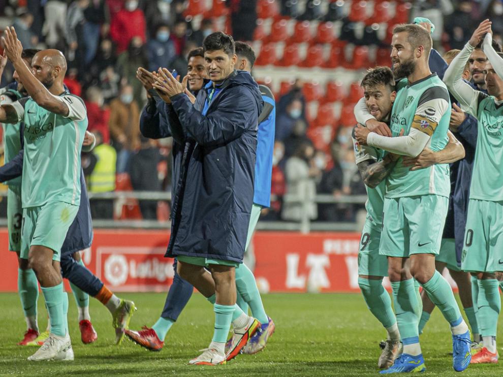 Los jugadores del Huesca, felices por la victoria, fueron a celebrar con los aficionados tras el partido.