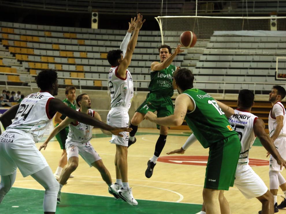 Van Oostrum da un pase en el choque ante Palma