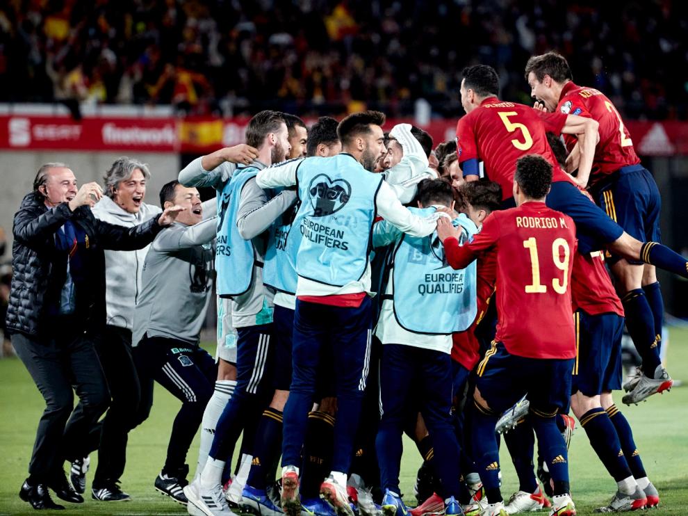 Jugadores y cuerpo técnico de España celebran el gol de la victoria.