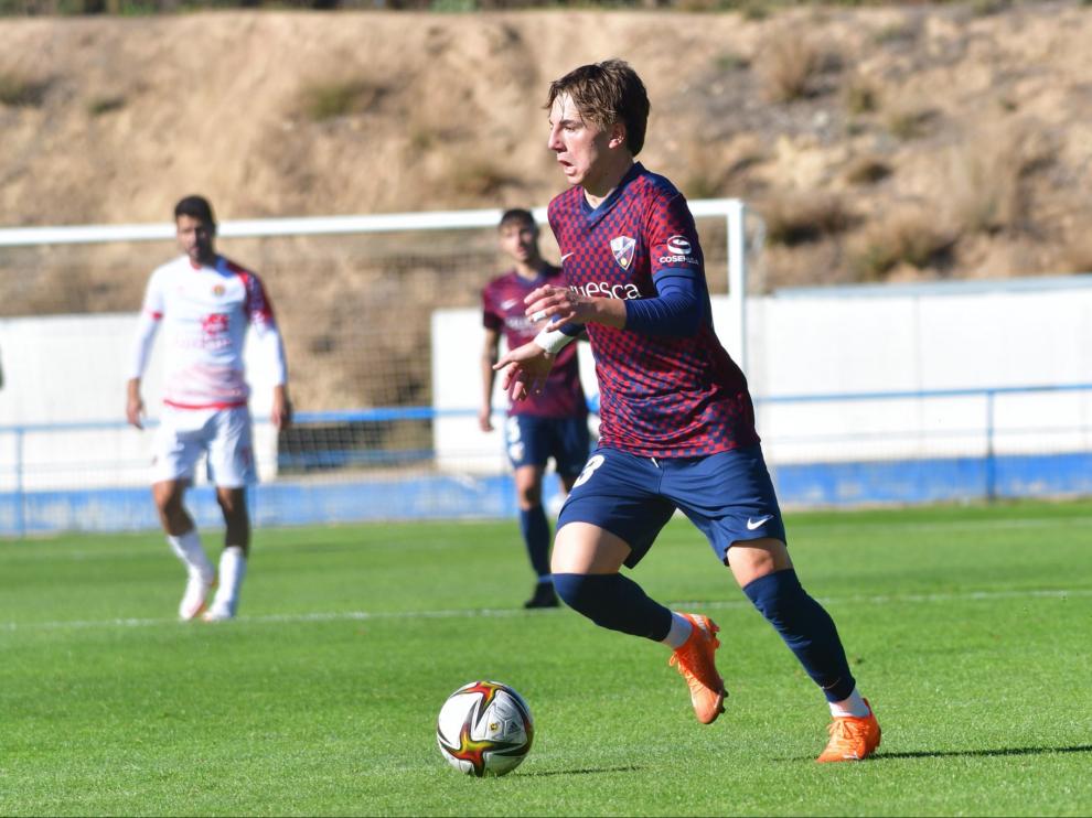 Manu Rico conduce el balón en el partido de este domingo ante el Ibiza.