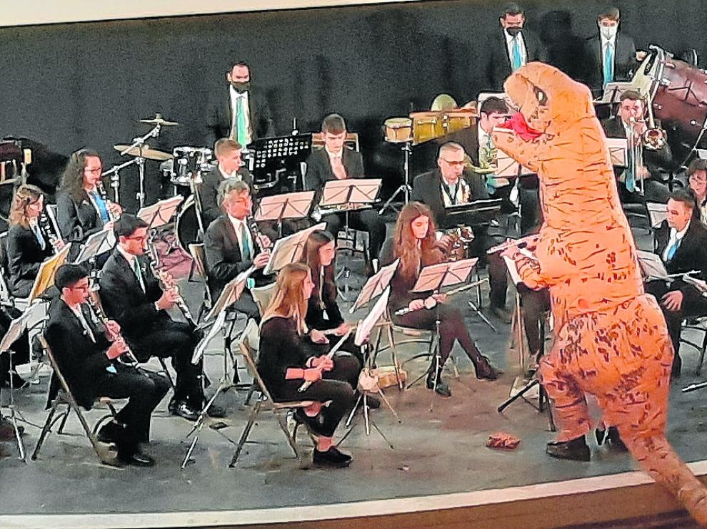 La banda interpretó la música de Parque Jurásico con su director disfrazado de dinosaurio.