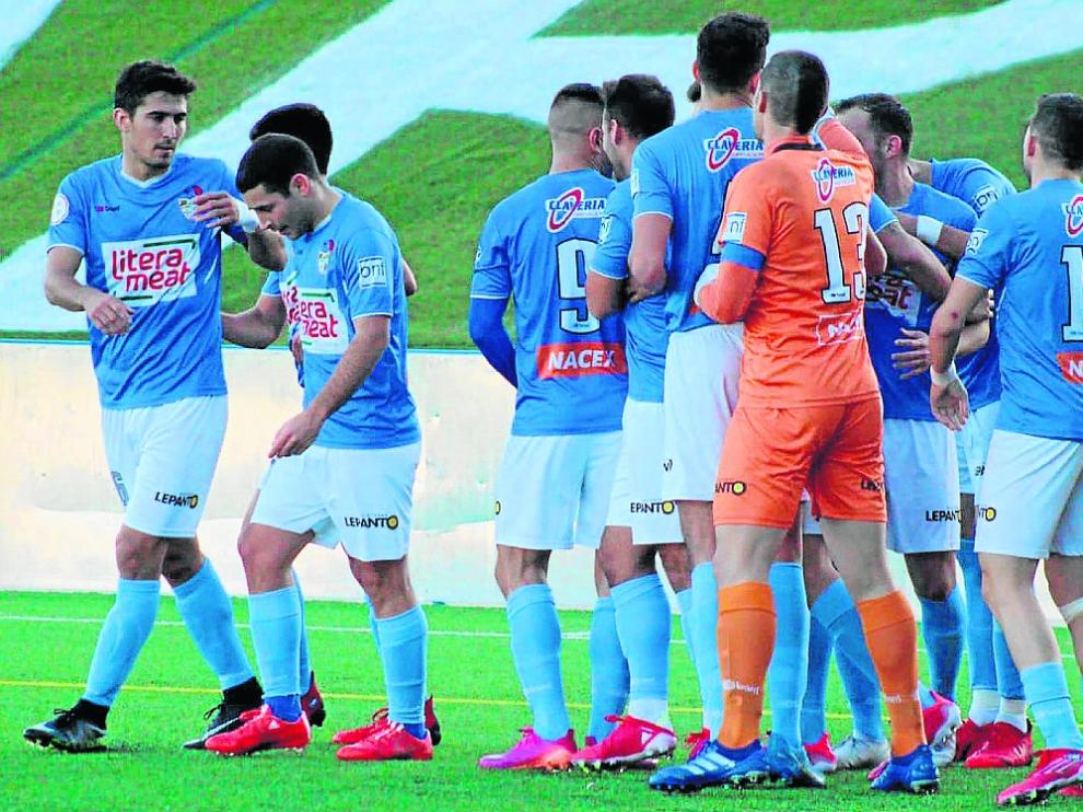 Los jugadores del Binéfar celebran el primer gol de César.