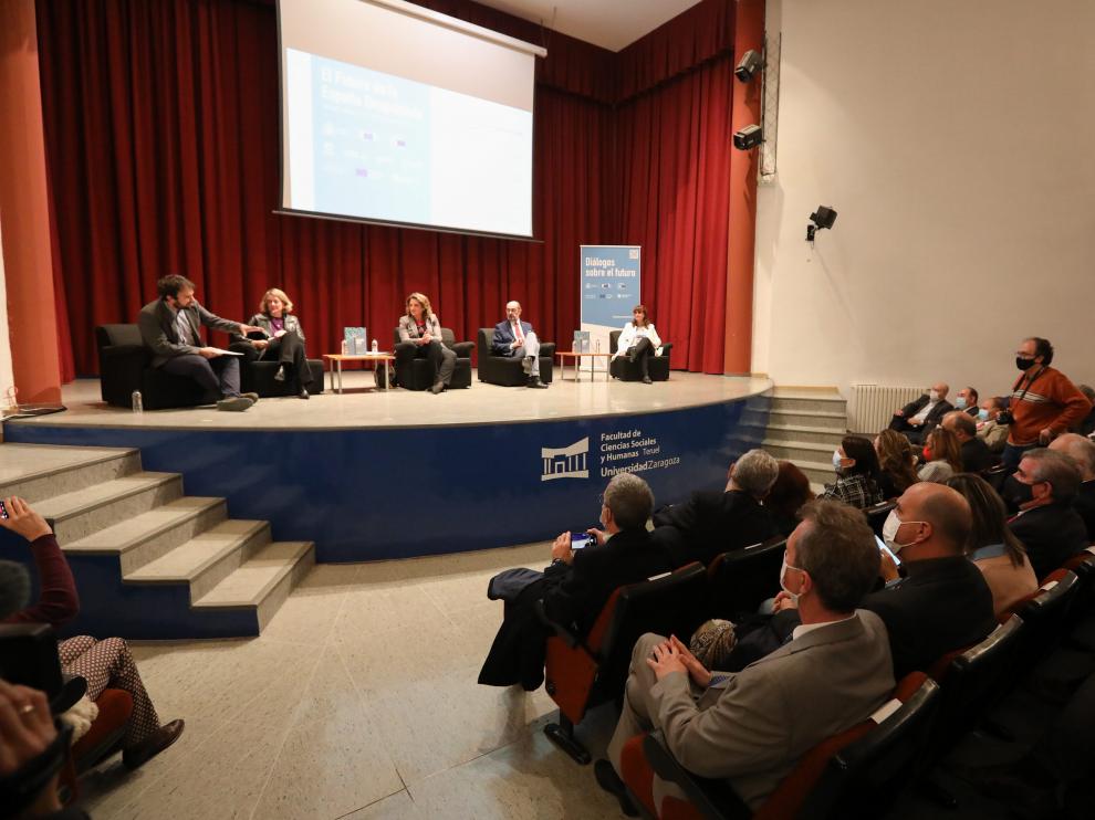 Mesa redonda sobre despoblación en Teruel.