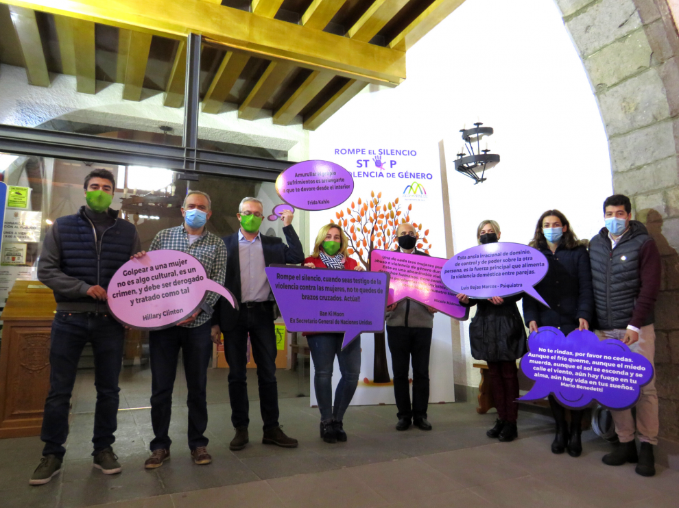 El equipo de gobierno del Consistorio jaqués en el photocall recién instalado.