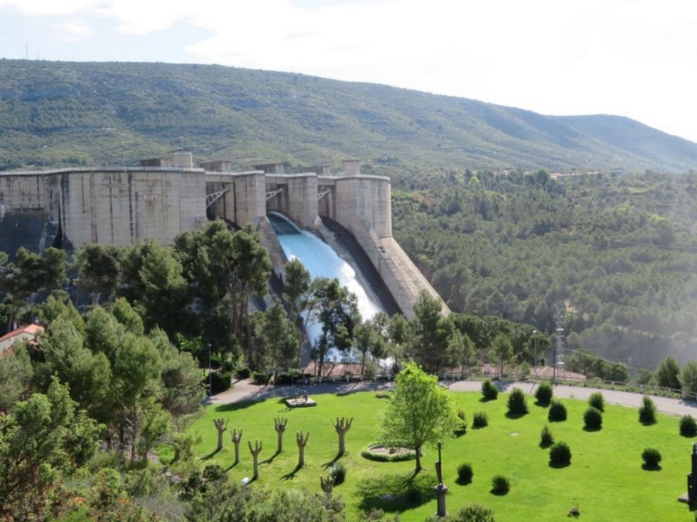 Imagen de una presa de la cuenca del Ebro