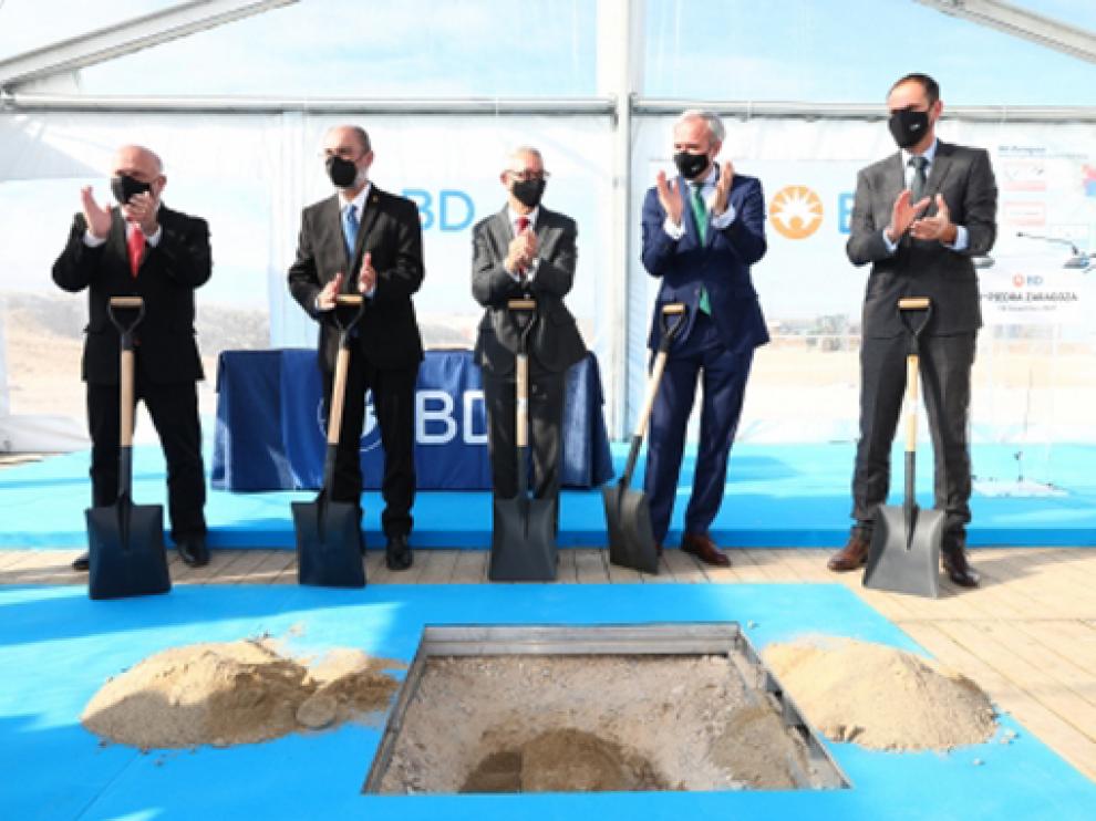 Lambán ha depositado la primera piedra de la nueva planta del gigante farmacéutico en Zaragoza