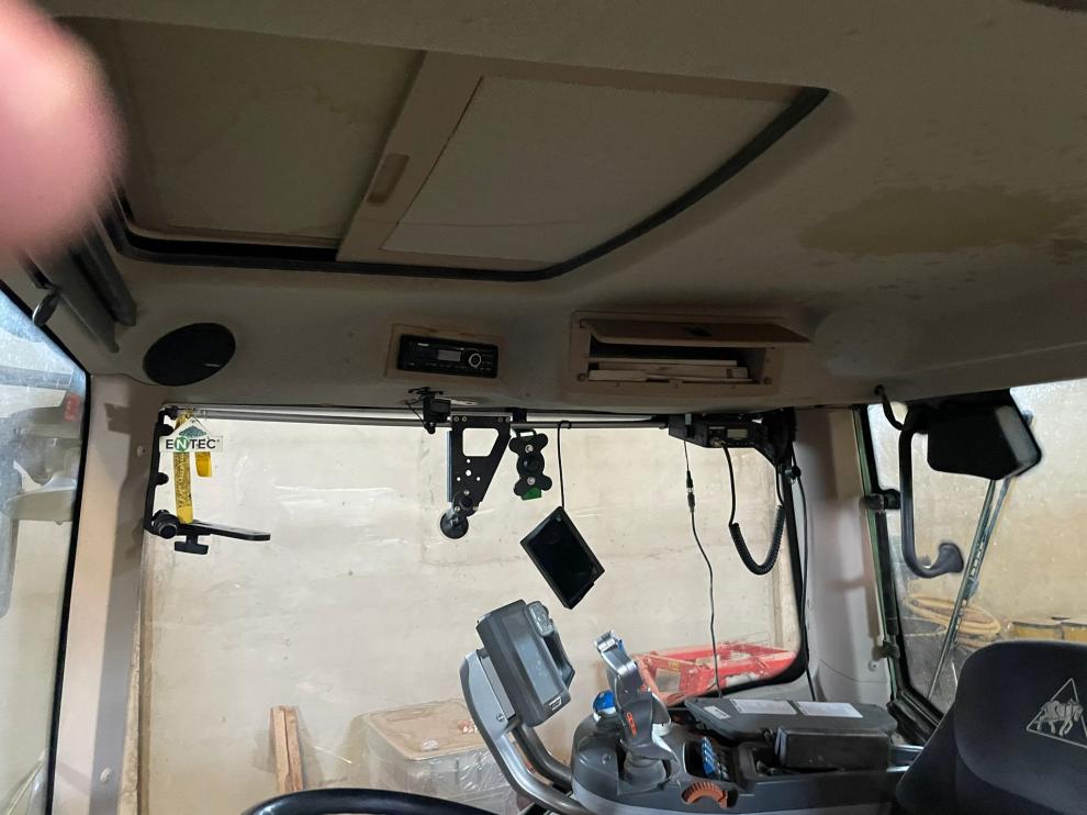 Desperfectos en el interior de un tractor en Alcubierre tras el robo registrado la semana pasada.