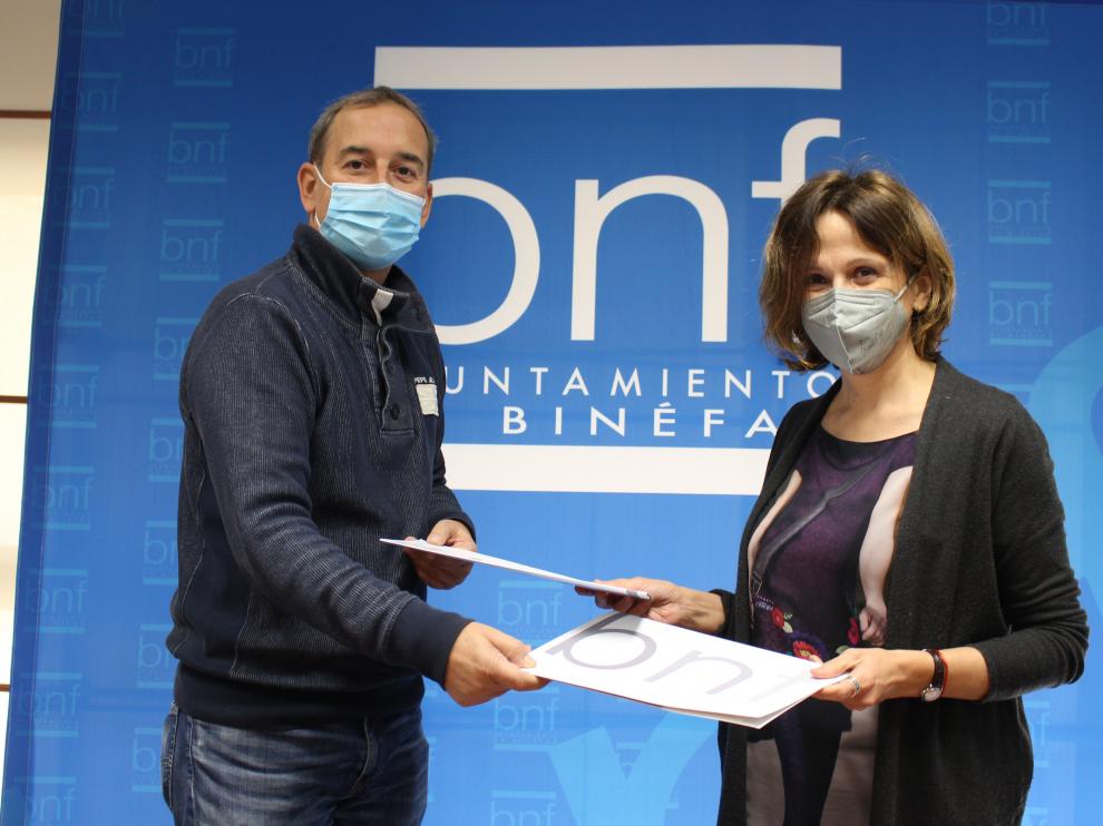 Alfonso Adán y Cruz Isábal han firmado el convenio.
