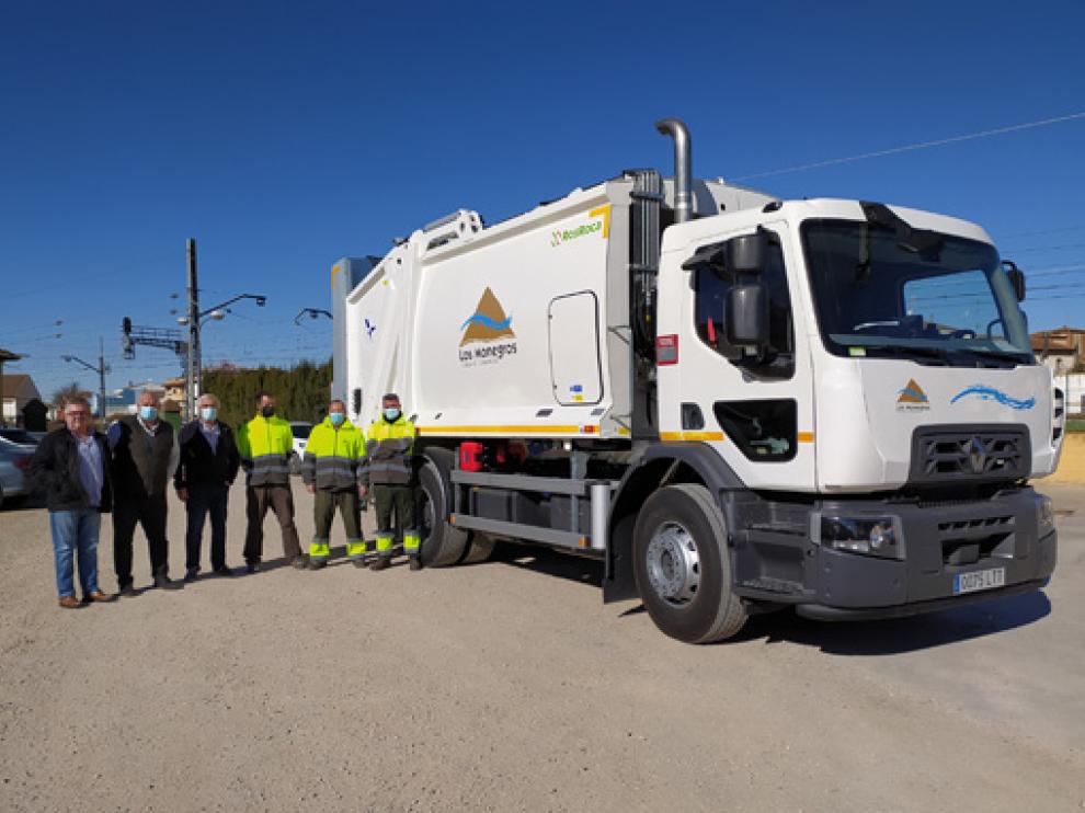 Autoridades junto al nuevo camión