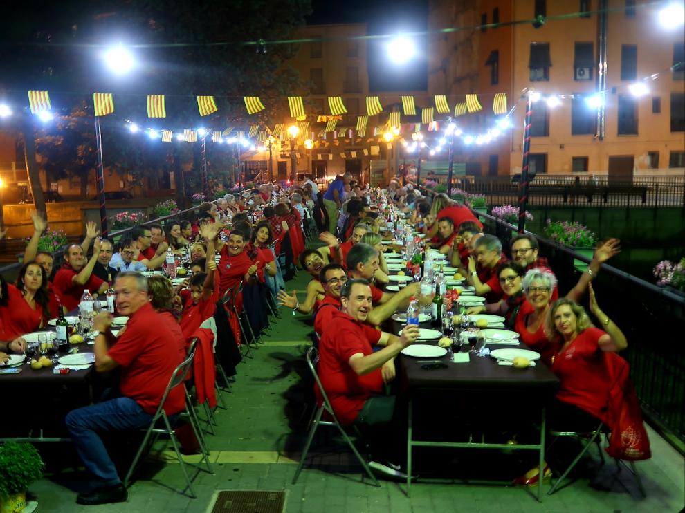 Cena vecinal en el barrio de San Joaquín de Barbastro.