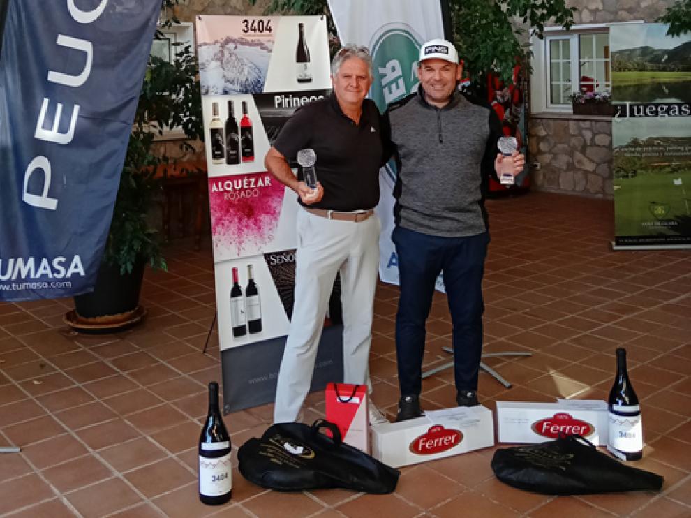 Canal y Udina, con sus trofeos como campeones de la liga de Golf Guara.