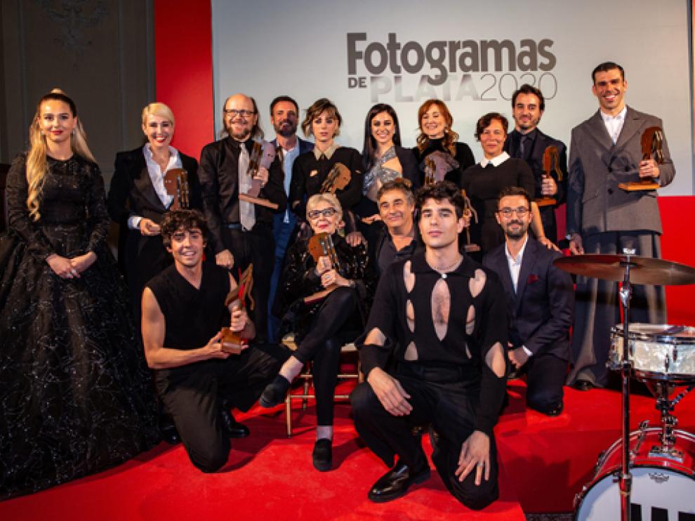 Fotografía de familia de los premiados.
