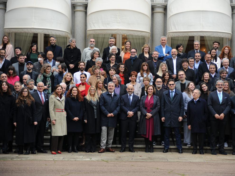 Más de cien personas posaron en la más multitudinaria fotografía de familia de la historia de estos premios.