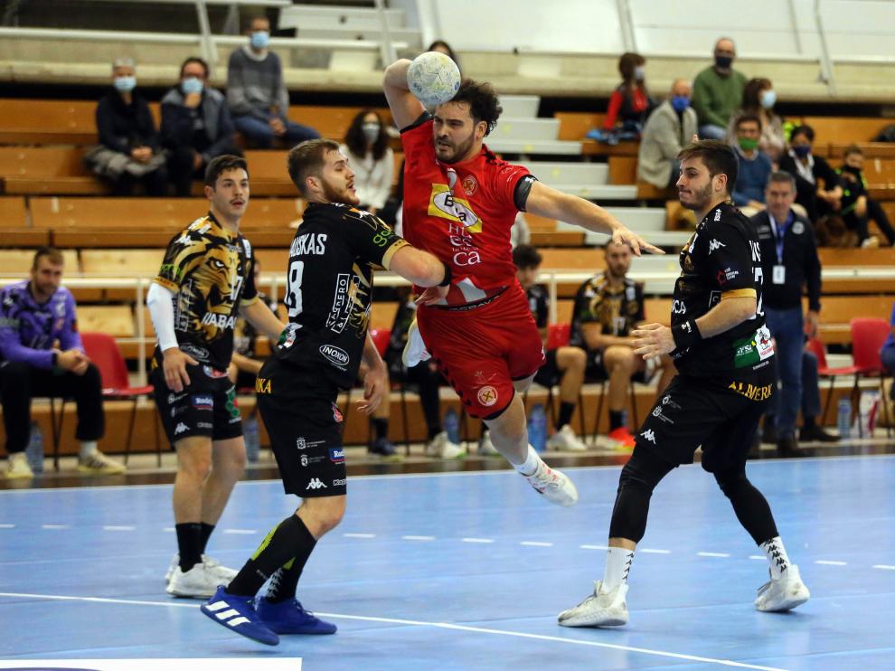Montoya, en una acción durante el partido ante los leoneses.