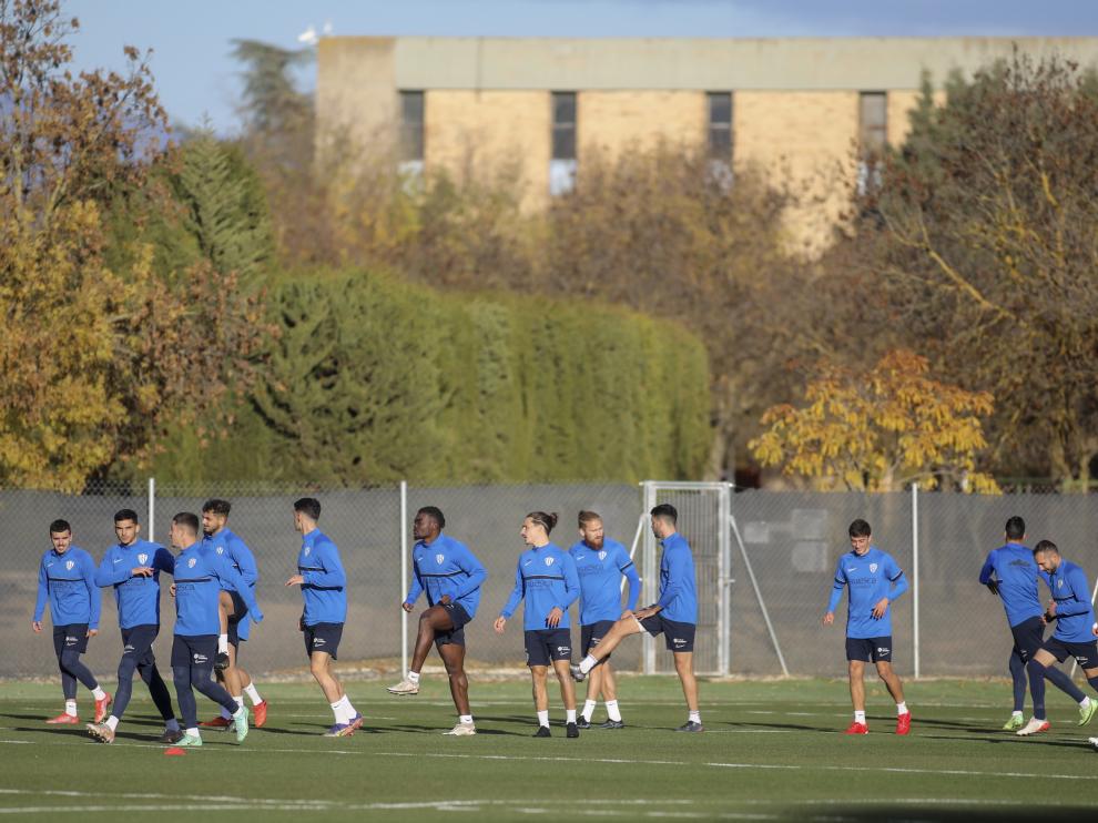 Todos los futbolistas del primer equipo, acompañados por algunos del filial, entrenaron este martes en el IES Pirámide.