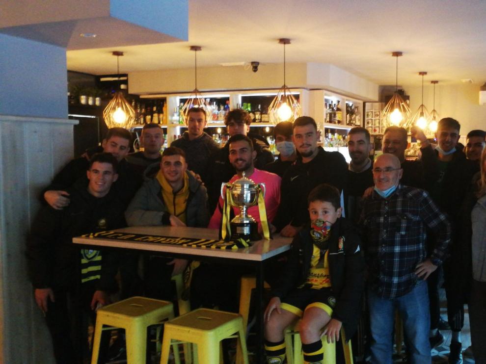 Los jugadores del Cayón, esperando el sorteo con la Copa de campeones de la temporada pasada.