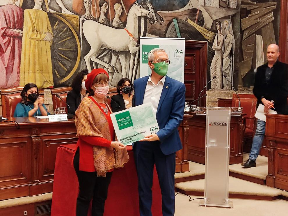 El alcalde de Jaca, Juan Manuel Ramón, durante la entrega del premio en Zaragoza.