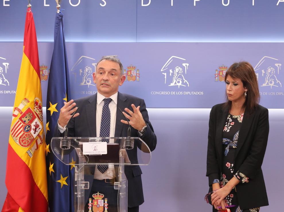 El portavoz de Unidas Podemos, Enrique Santiago, junto a la diputada Martina Velarde, ante los medios.